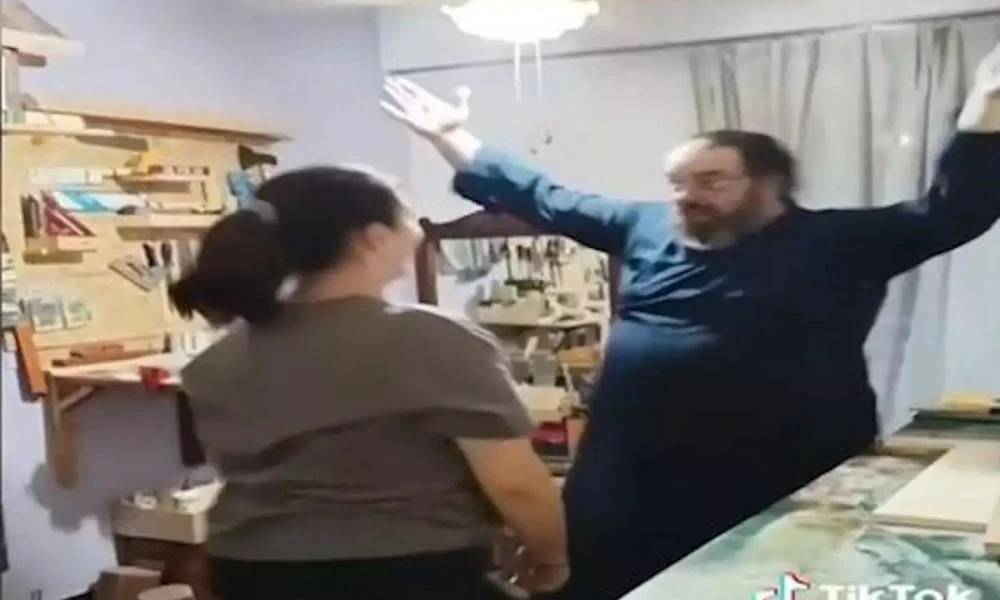 Έλληνας ιερέας γίνεται viral στο TikTok με τον χορό του